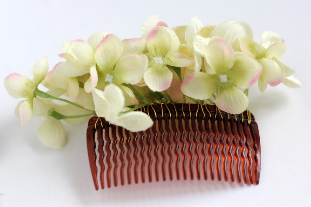 DIY Floral Bridal Hair Comb by thisblogisnotforyou.com