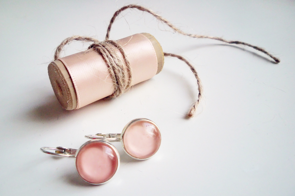 DIY bridesmaids gift: earrings in bridal nail polish colour. (Click through for tutorial)